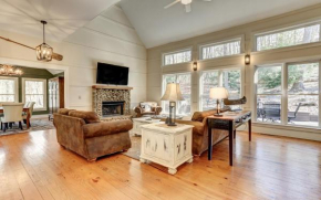 Dennys Caribou Lodge -Dog Friendly Stone Fireplace King Suites